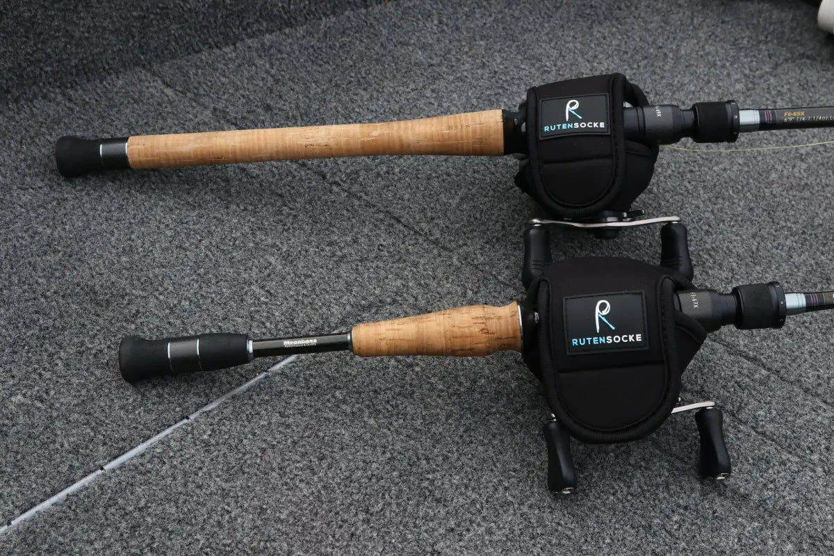 Rutensocke Rollentasche Cast S Großes Logo (Rollenschutz für Baitcast-Rollen von Größe 50-200)