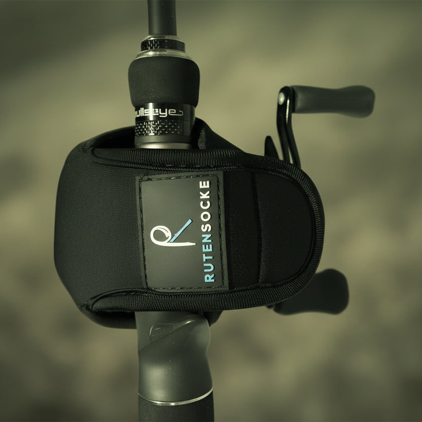 Rutensocke Rollentasche Cast S Großes Logo (Rollenschutz für Baitcast-Rollen von Größe 50-200)