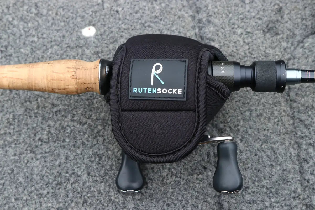 Rutensocke Rollentasche Cast S Großes Logo (Rollenschutz für Baitcast-Rollen von Größe 50-200)