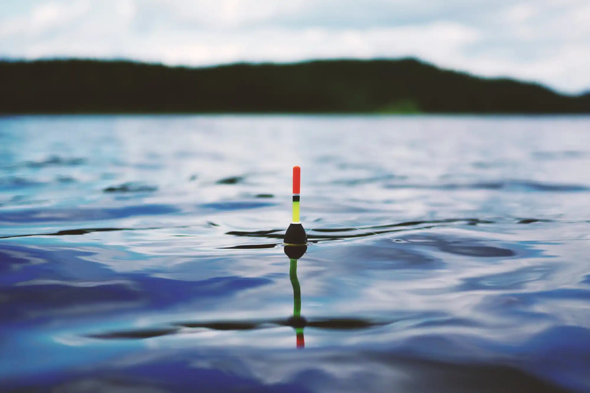 Angelknoten schwimmt auf gewelltem Wasser.