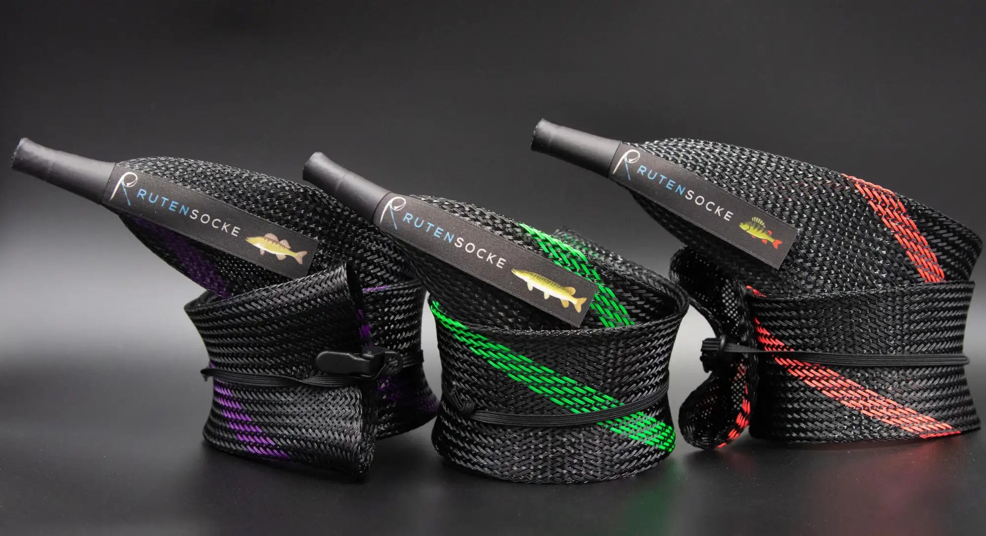 Schwarze geflochtene Seile mit farbigen diagonalen Streifen und Markenetiketten.