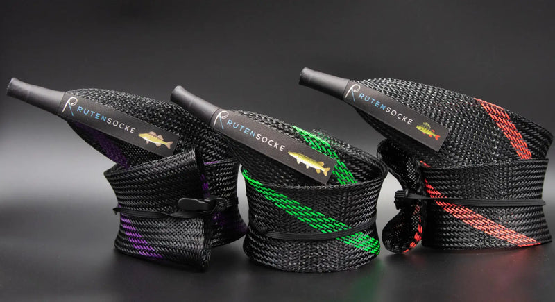 Schwarze geflochtene Seile mit farbigen diagonalen Streifen und Markenetiketten.