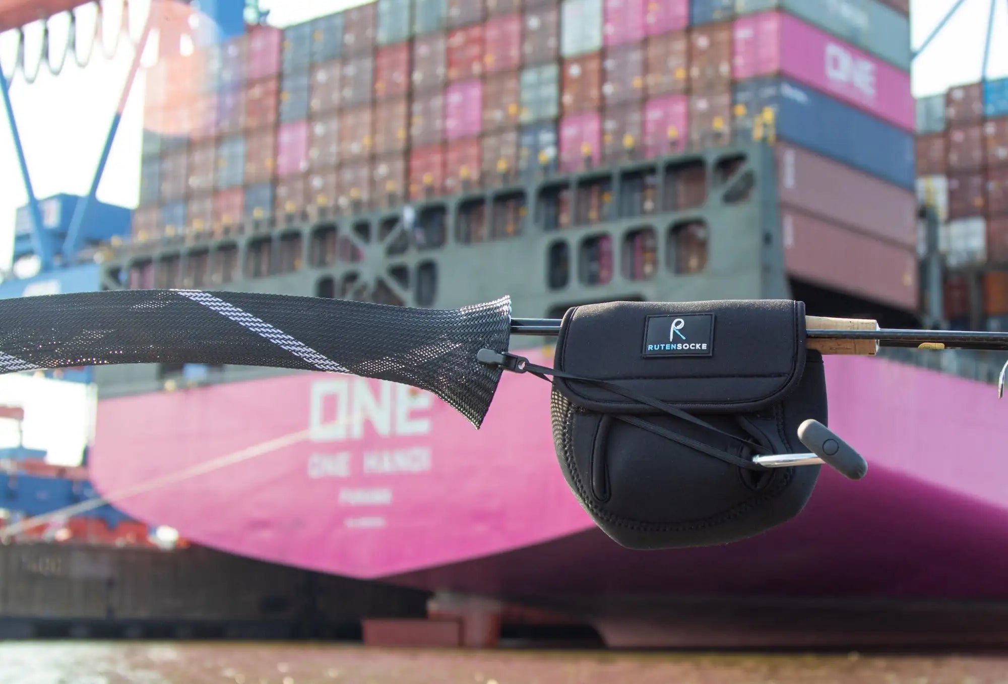 Schwarzer Ruten-Socken-Paddle-Beutel mit Netzriemen und metallischen Akzenten