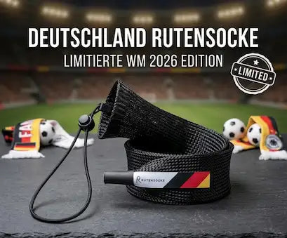Schwarzes Mesh-Armband mit einem eleganten, zylindrischen Stift mit dem „rutensocke“-Logo und den Farben der deutschen Flagge.